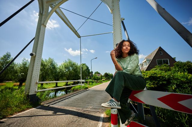 Stadsdichter Maria Farag zittend op de brug bij Ankeveen