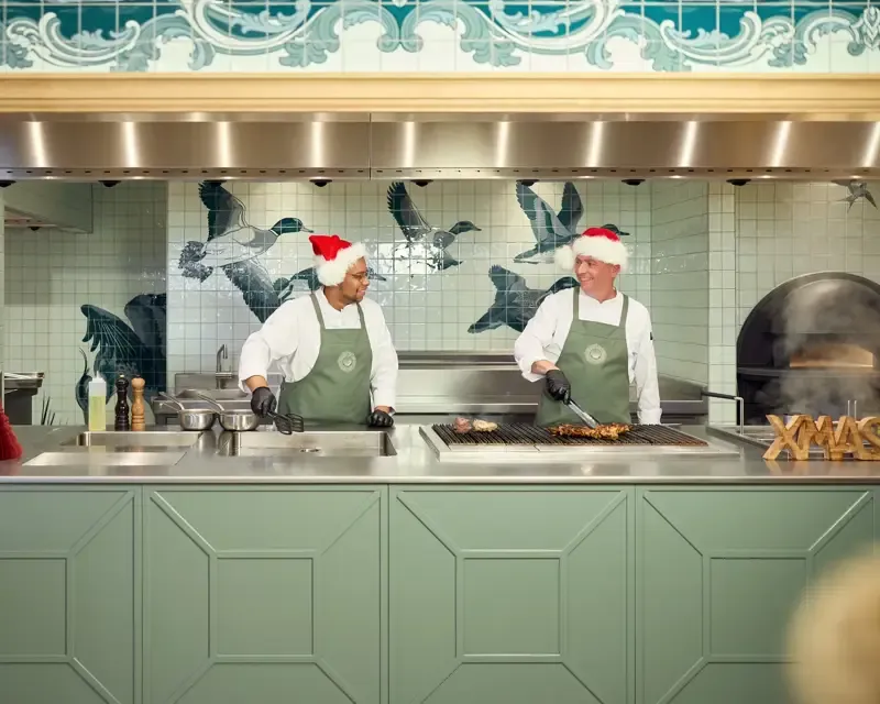 Chefs met een kerstmuts op