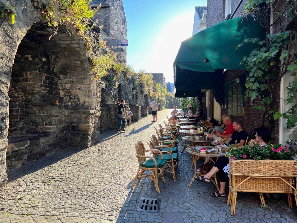 Cafe de Pieter Maastricht terras zijkant lange grachtje