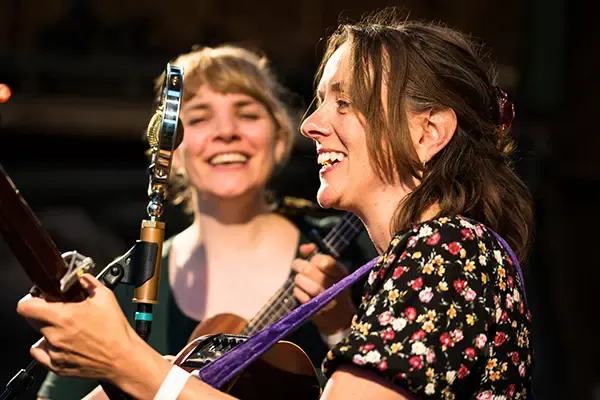 Twee vrouwen met muziekinstrumenten