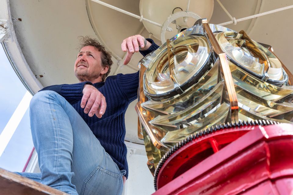 Man bij het licht in de vuurtoren op Urk in Flevoland