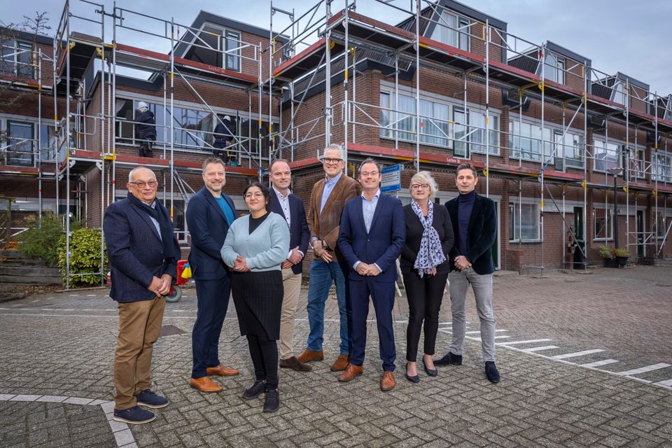 Wethouder Sjoerd Kuiper samen met vertegenwoordigers Maasdelta, Waterweg Wonen en huurdersorganisaties in de Steendijkpolder, waar in opdracht van Maasdelta wordt gewerkt aan groot onderhoud en verduurzaming van huurwoningen.
