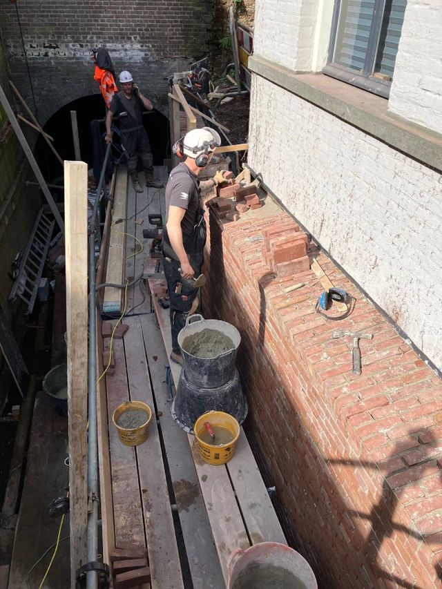 De kade is afgewerkt met metselwerk.