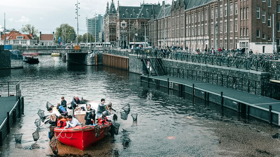 Plastic vissen met Plastic Whale in Amsterdam