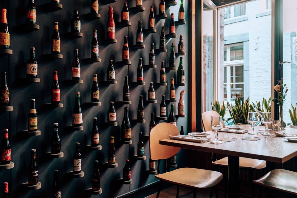 Witloof restaurant Maastricht interieur speciaal bier wand