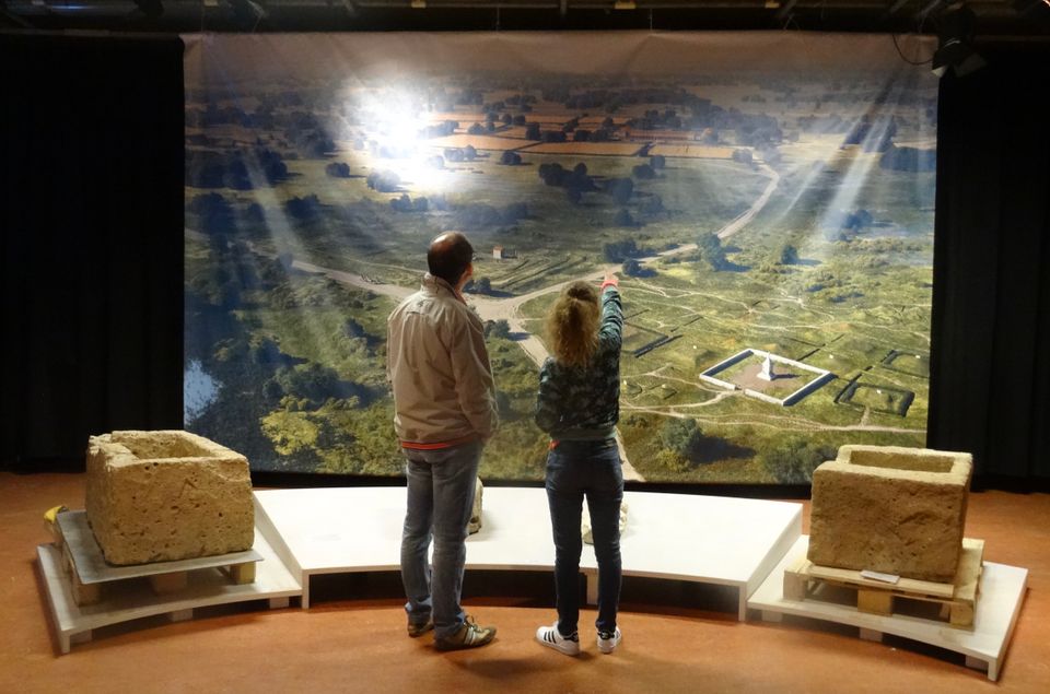Foto met askisten uit Bemmel voor een impressietekening van een Grafveld. De askist komt qua afmetingen overeen met de askisten die zijn gevonden in Bemmel, hemelsbreed zo’n 8 km verderop.
