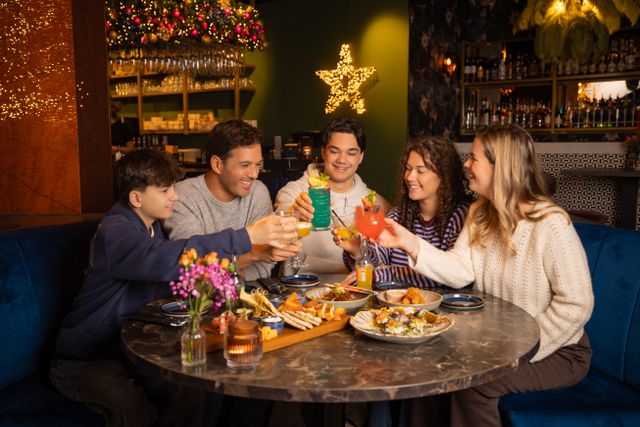 Gezin geniet van het eten en drinken bij Mace
