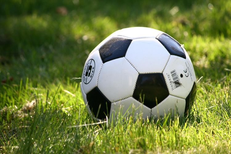 voetbal in gras