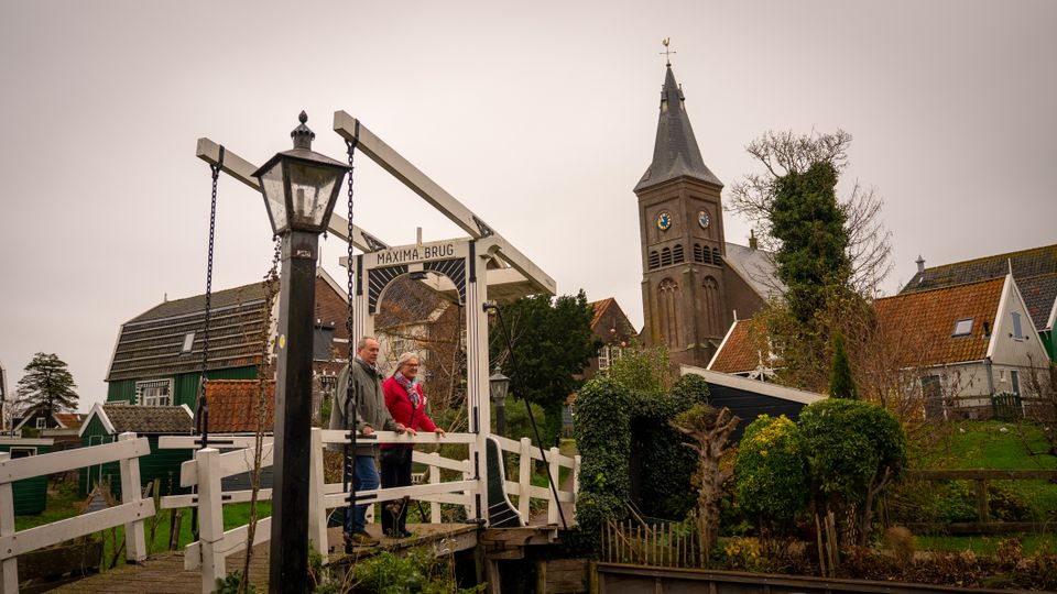 Twee mensen die op een brug staan in Marken