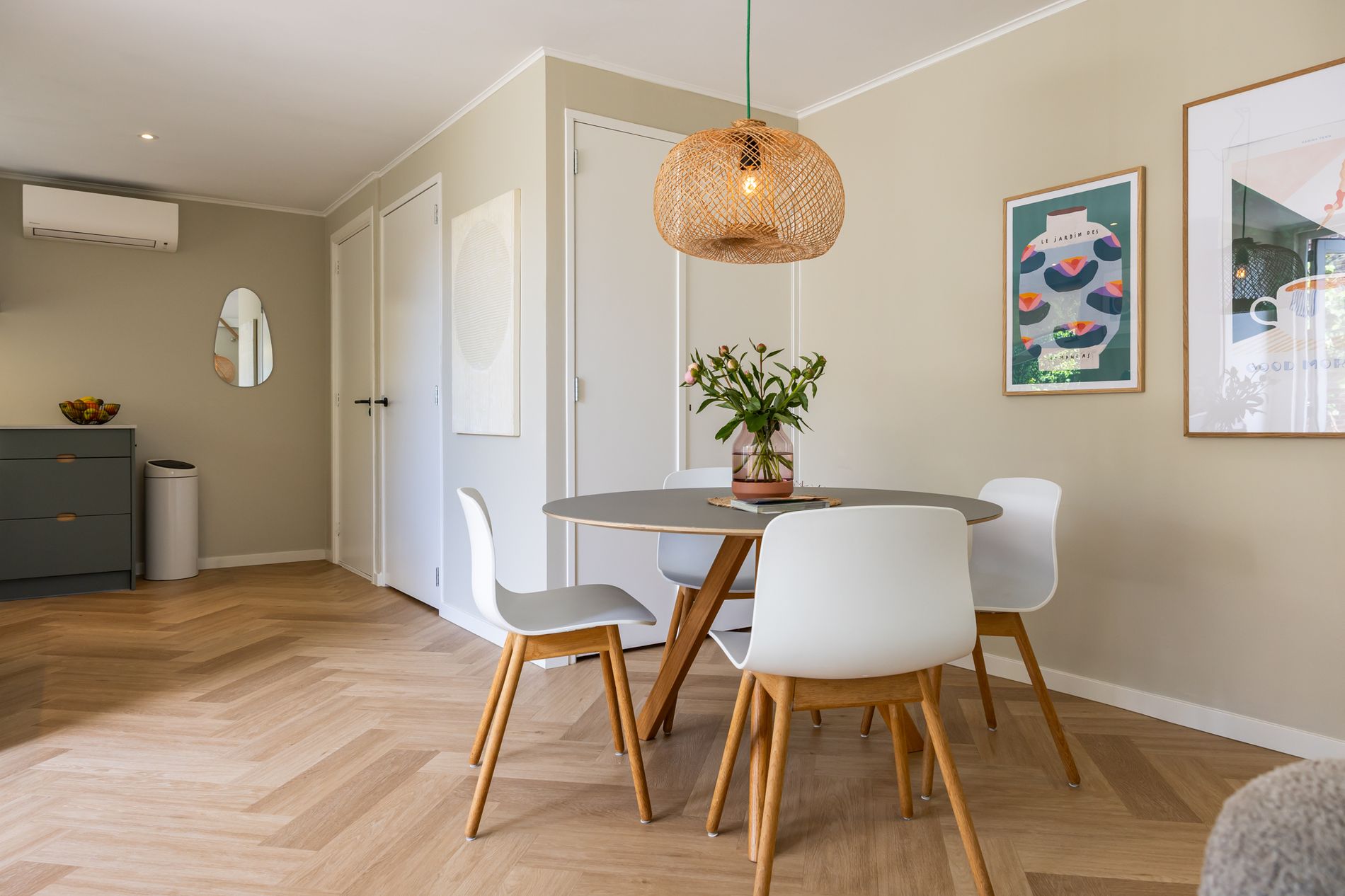 Eetkamer met tafel en vier stoelen