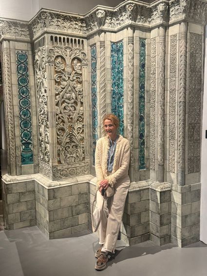 Sandra in het Royal Delft museum