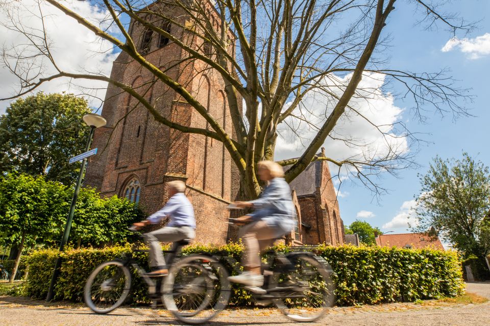 Liever fietsen? Maar liefst 10 Van Gogh fietsroutes nemen je mee door Eindhoven, Nuenen, Zundert, Etten-Leur, Tilburg, Breda, 's-Hertogenbosch en Helvoirt. Kies je favoriete route, bestel de Van Gogh fietskaarten of wandelkaarten en ontdek Brabant met niemand minder dan Vincent van Gogh als gids.