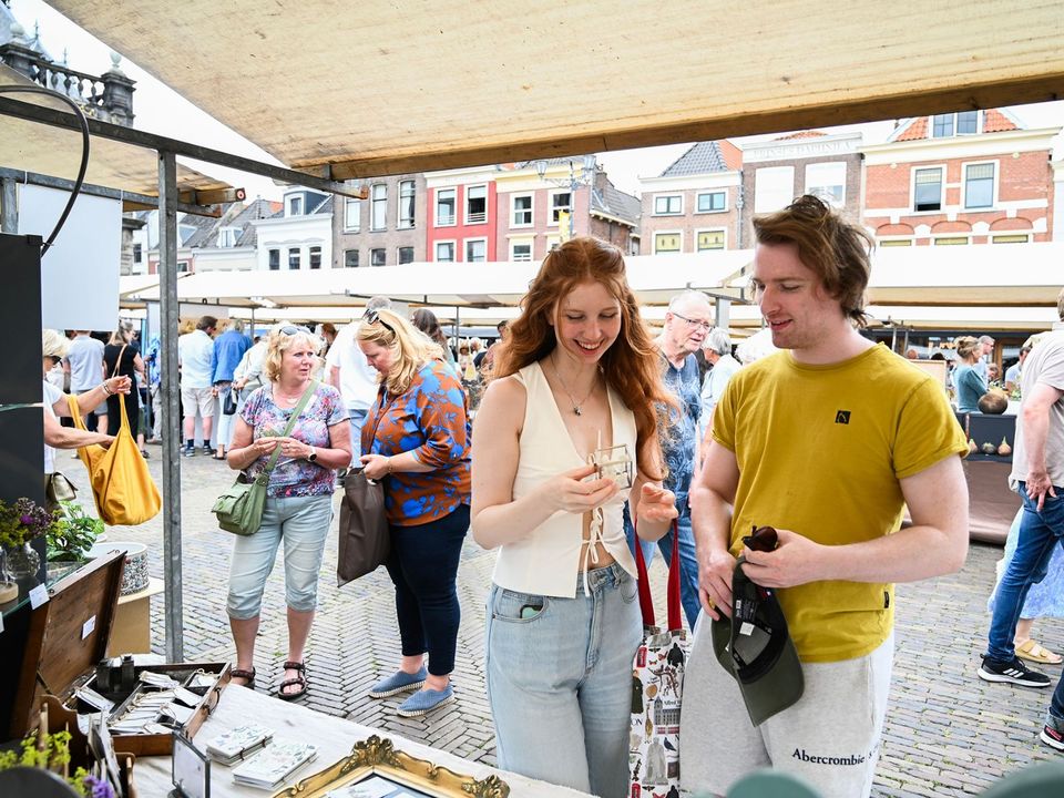 Een koppel kijkend bij een kraam tijdens de Delftse Keramiekdagen