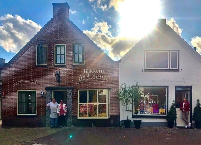 Gevel van Bakkerij De Leeuw in Zegveld, een ambachtelijke bakkerij in het Groene Hart waar bezoekers terechtkunnen voor vers brood, gebak en lokale lekkernijen.