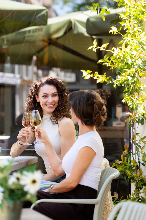 2 vrouwen genieten op het terras