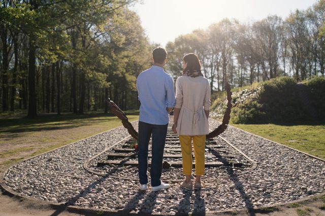 Ein Paar steht vor dem Nationaldenkmal Camp Westerbork.