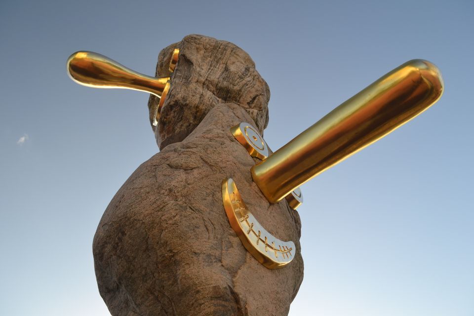 Stenen met hoofden er op en gezichten er op die lijken op aardappels. De Aardappelmannetjes van Joost van den Toorn (Centrum)