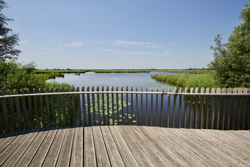 Water midden in het landschap.