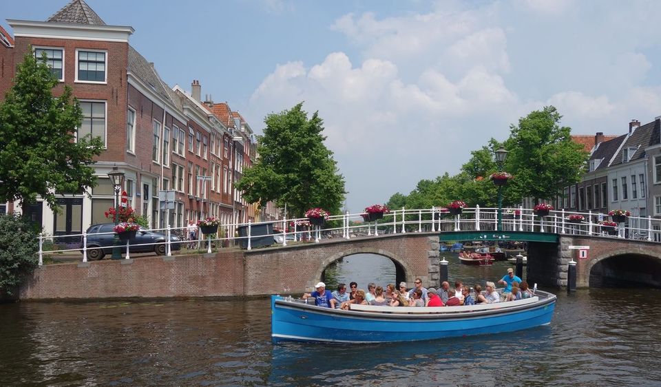 Bootjes en Broodjesop het water van de binnenstad van Leiden