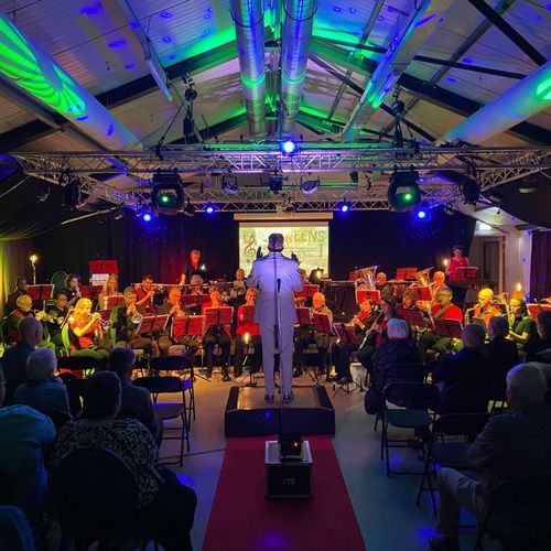 Een dirigent die een orkest begeleid