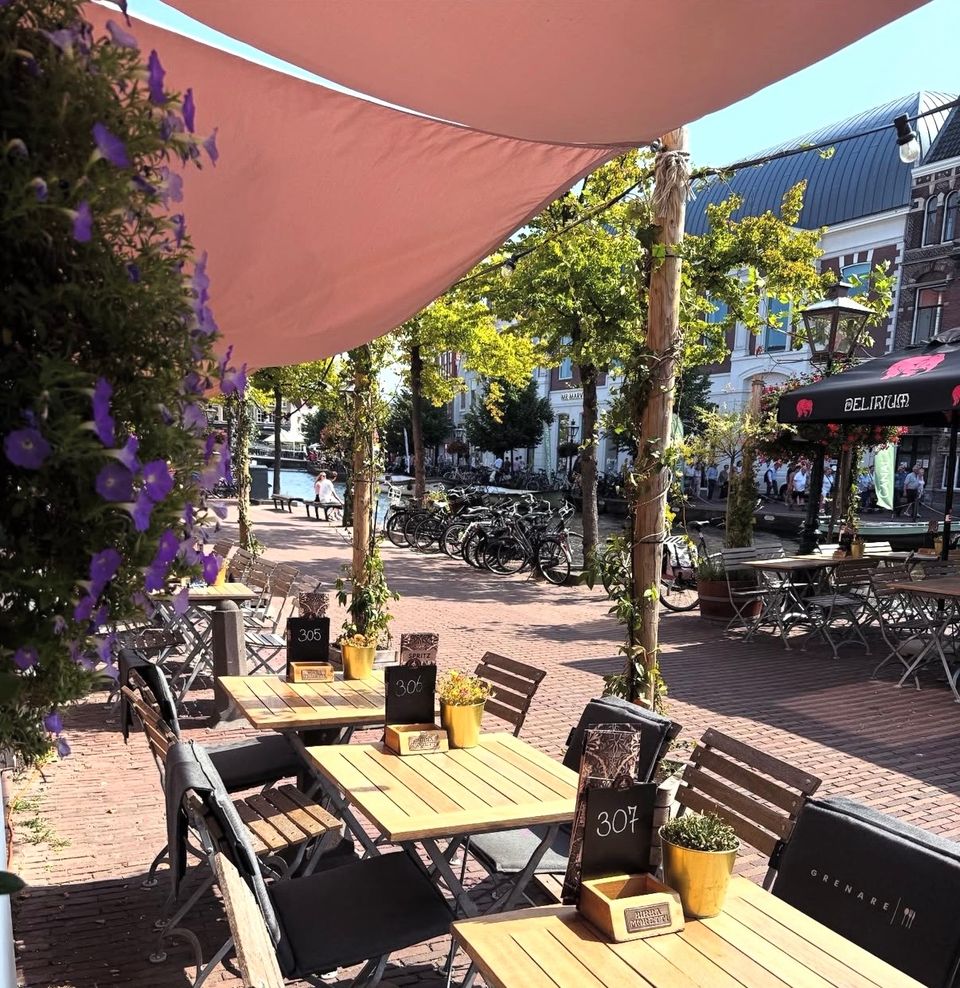 Sfeerbeeld van het terras aan de Rijn, Urban café de Grenare in Leiden