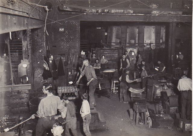 Aan het werk in de glasfabriek