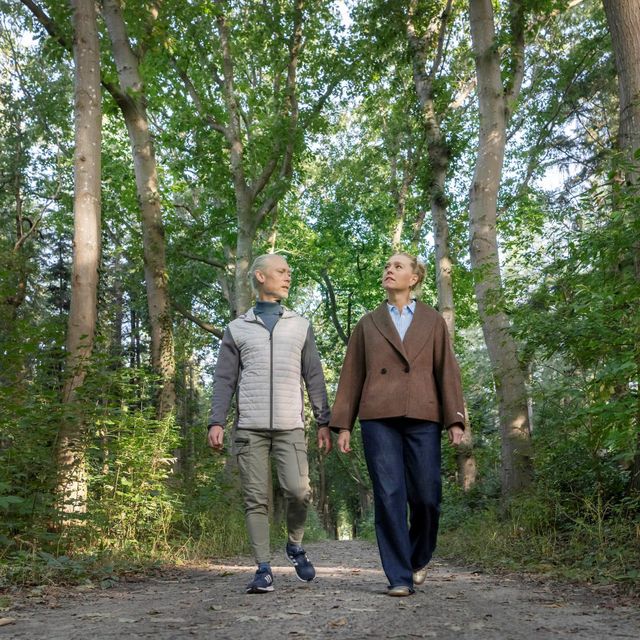 Man en vrouw die wandelen in het Sterrebos in Frederiksoord