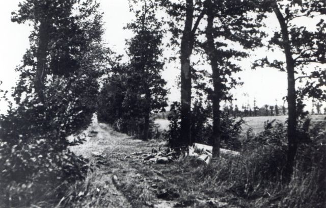 Achtergelaten containers op de landingsterreinen in 1945. Deze containers werden gebruikt om voorraden te droppen.