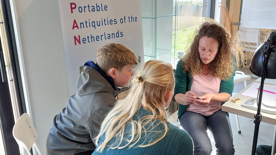 Margot Daleman en Jolle Fonk determineren de metaaldetector- en overige bodemvondsten van klein en groot bij het Kennis- en Ynformaasjesintrum in Hegebeintum.