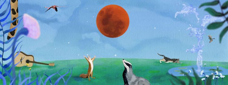 Tekening van verschillende dieren in groen gras, die opkijken naar een rode volle maan in de blauwe lucht.