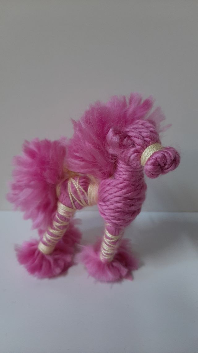 Zelfgemaakte wollen pony