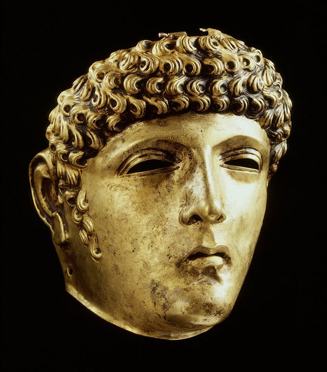 Vondst vergulde zilveren ruiterhelm in Rijksmuseum van Oudheden