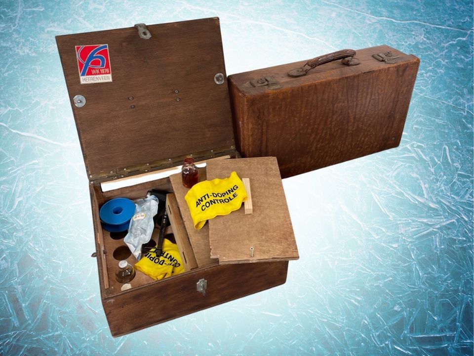 donkerbruin houten kistje met attributen