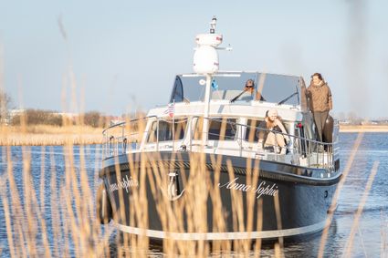 foto van een boot in de winter achter het riet genomen