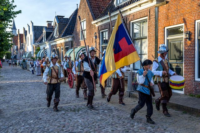 Kanongebulder in Sloten waarbij de stadsschutterij het kanon van Sloten afschiet op het molenerf van Korenmolen de Kaai.