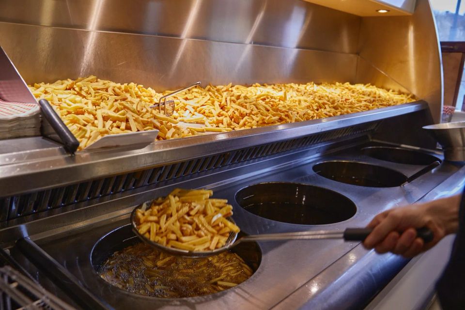 Frieten bakken bij Friture Reitz Maastricht