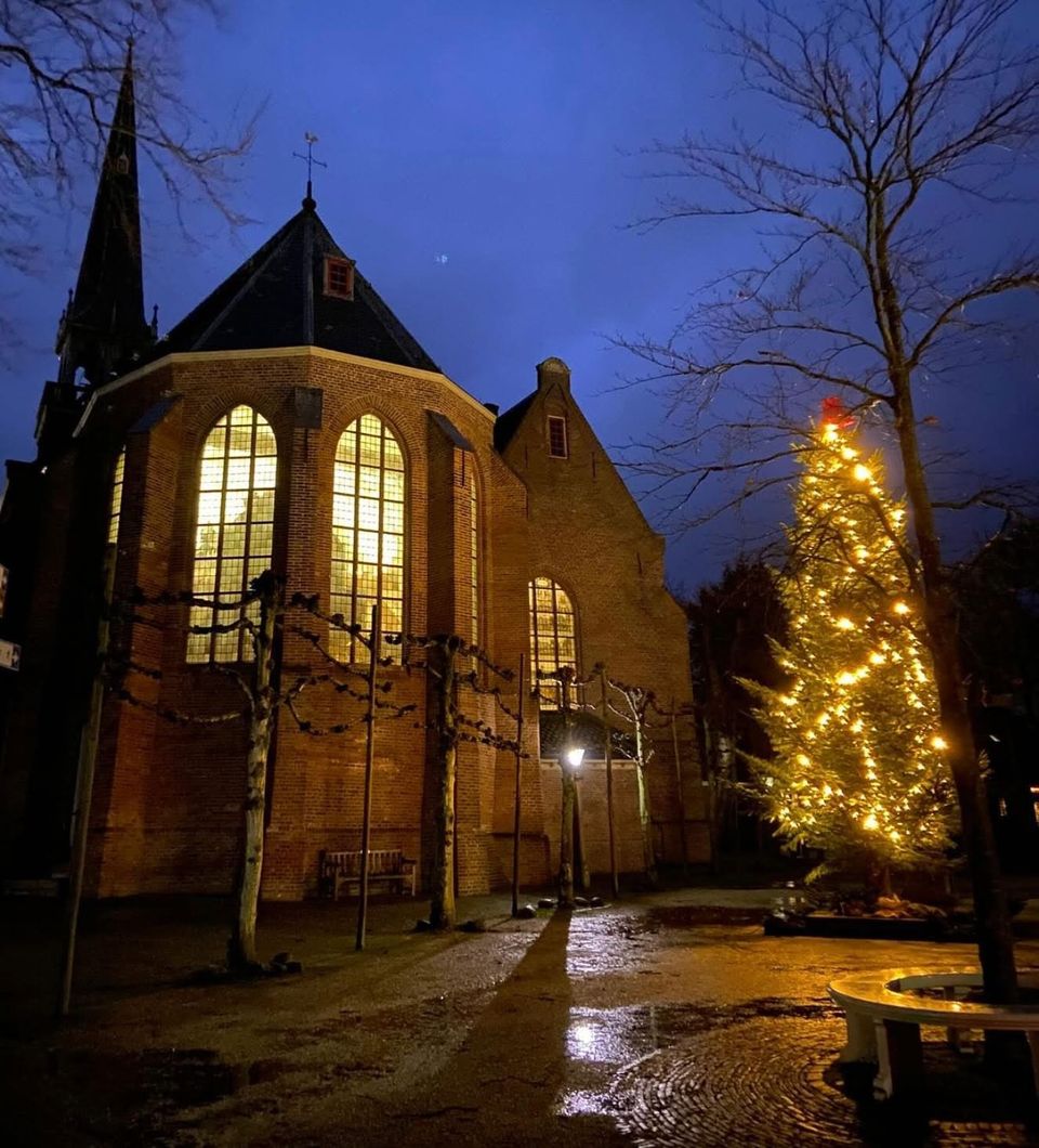 Buitenkant van een verlichte kerk