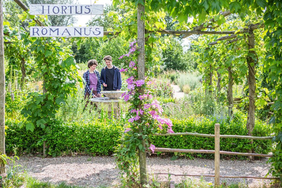 Bezoekers in de Hortus Romanus (Romeinse Tuin)