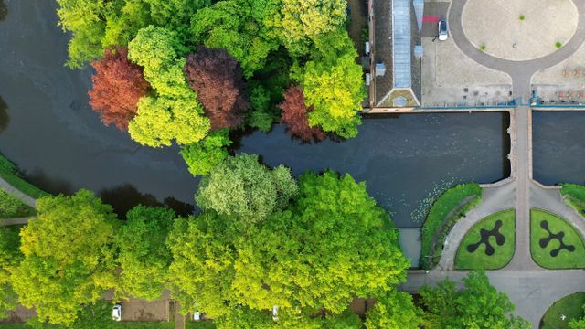 Een dronefoto van een deel van de tuinen van Slot Zeist