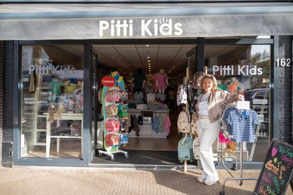 Pitti Kids buitenzijde winkel met eigenaar
