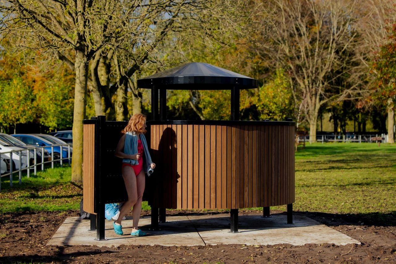 Vrouw bij omkleedhokje