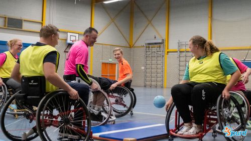 Sporters in een rolstoel