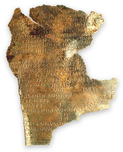 Dit fragment is gevonden in Valburg. Het bleek deel uit te maken van een Romeins diploma, een document dat militairen kregen bij het afzwaaien na 25 jaar diensttijd.