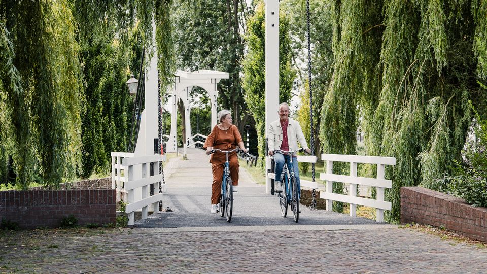 Twee mensen die aan het fietsen zijn in Edam