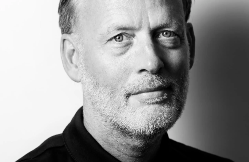 Lezing, Erik, Woerden, Groene Hart, spreker vertelt in Het Klooster over autisme en persoonlijke ervaringen, met aandacht voor begrip, inclusiviteit en mentale diversiteit.