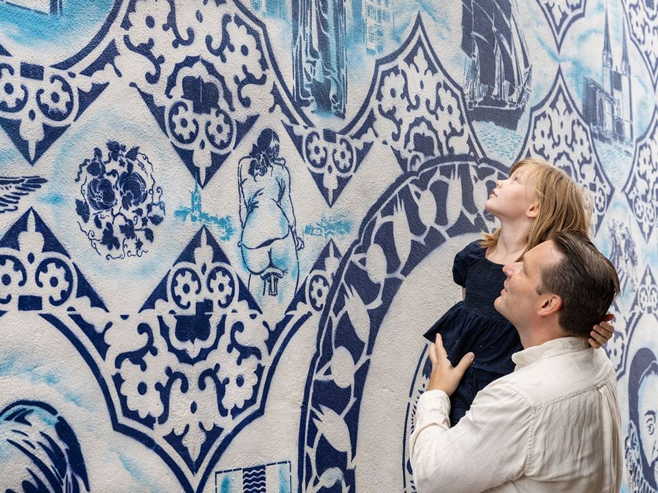 Delfts blauwe steeg vader met kind