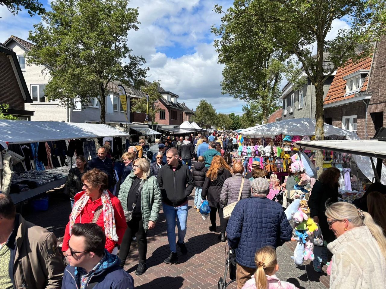 Struinende mensen langs kramen op de jaarmarkt in Moergestel