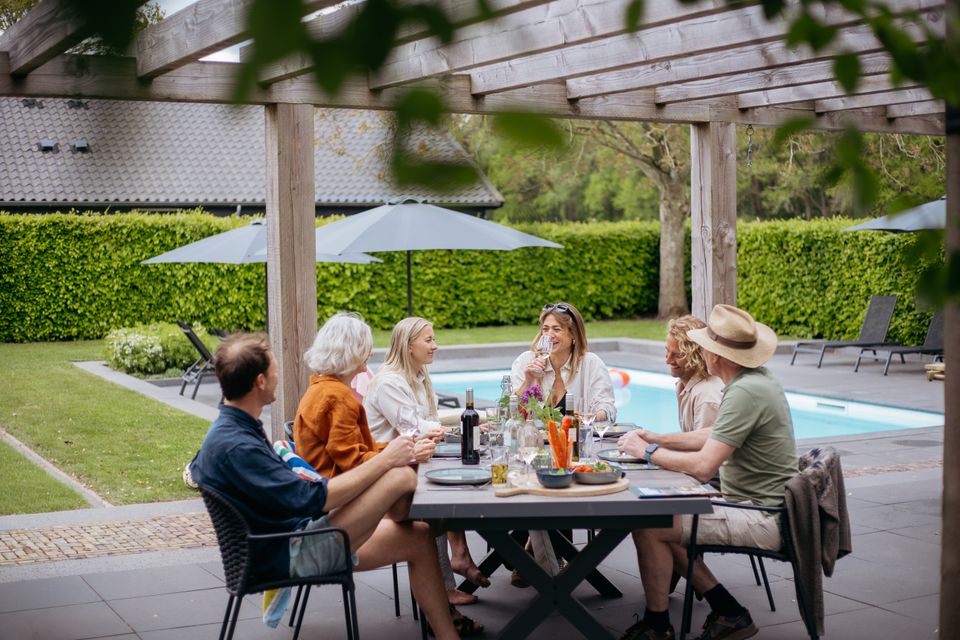 Gezin aan tafel in tuin