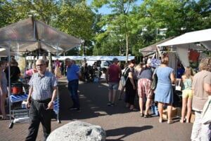 mensen lopen over de vrijmarkt