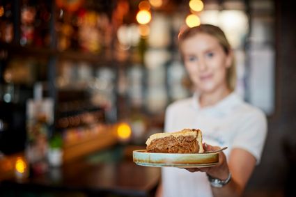 Medewerker met appeltaart